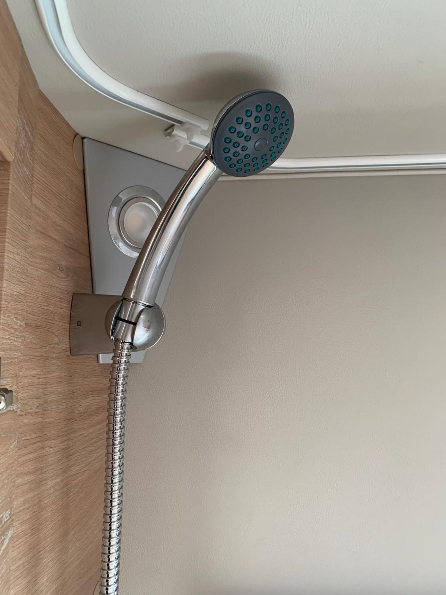Appartement 5 Sterne Wohnwagen Direkt An Der Messe - Comfortable New Caravan At Fair Trade - Floor Heating - 2 Big Beds - Fully Equipped - Auf Expo Plaza Und Messe - Klimaanlage - Fussbodenheizung - Reserved Site On Extra Cost *