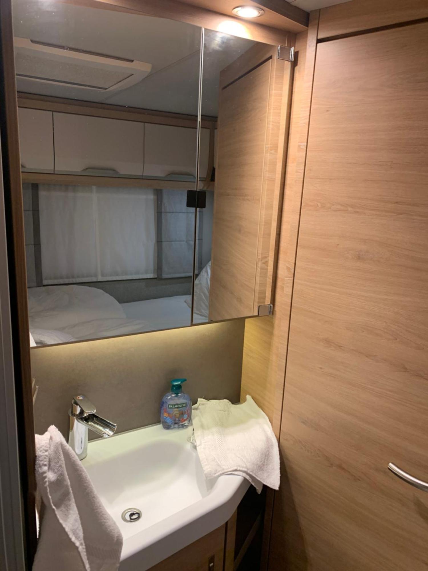 5 Sterne Wohnwagen Direkt An Der Messe - Comfortable New Caravan At Fair Trade - Floor Heating - 2 Big Beds - Fully Equipped - Auf Expo Plaza Und Messe - Klimaanlage - Fussbodenheizung - Reserved Site On Extra Cost Apartment